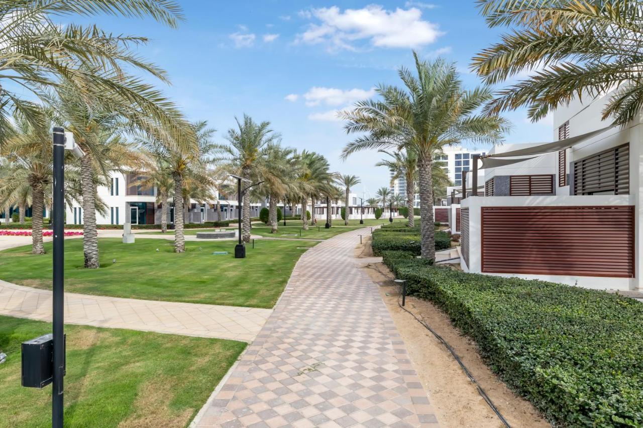 Fam Living - Sarai Beach Villas - Palm Jumeirah - Families Only Dubai Exterior photo